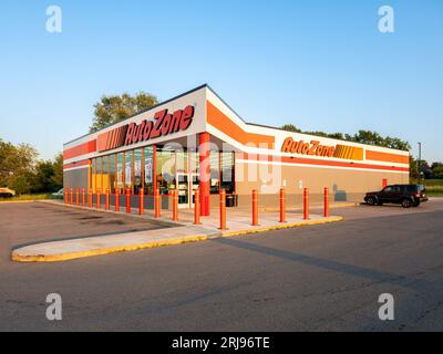 Yorkville, New York - 9 agosto 2023: Vista panoramica serale dell'AutoZone Auto Parts Store, il più grande negozio di ricambi e accessori per auto aftermarket Foto Stock