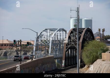Yuma, Arizona, USA - 27 maggio 2022: Il traffico pomeridiano passa sopra l'oceano fino all'Ocean Highway Bridge. Foto Stock