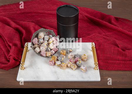 Delizia turca con pistacchio e zucchero a velo, confezionati con cura. Assortimento di delizie turche in una confezione regalo. Foto Stock