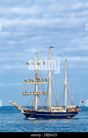 STSLeeuwin II, un barquentino a tre alberi, che torna in porto con l'equipaggio che si occupa di armature in yard. Foto Stock