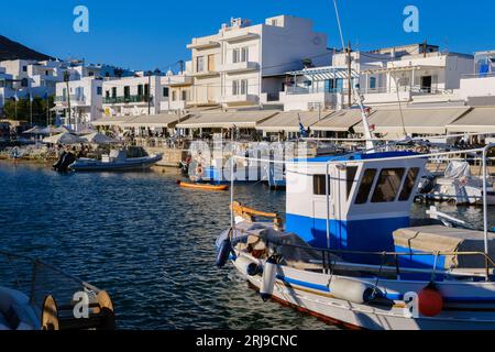 Piso Livadi, GR - 30 luglio 2023: Porto di Piso Livadi e lungomare sull'isola di Paros Foto Stock