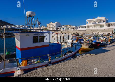 Piso Livadi, GR - 30 luglio 2023: Porto di Piso Livadi e lungomare sull'isola di Paros Foto Stock