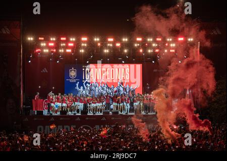 Madrid, Spagna. 22 agosto 2023. I giocatori della squadra spagnola di calcio femminile festeggiano con i loro tifosi il titolo di campionato della Coppa del mondo femminile FIFA 2023. La Spagna ha vinto il suo primo campionato mondiale di calcio femminile battendo l'Inghilterra 1-0 nella partita finale tenutasi a Sydney, in Australia. Crediti: Marcos del Mazo/Alamy Live News Foto Stock