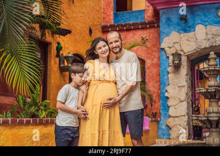 Una coppia amorevole di 40 anni e il loro figlio adolescente adorano il miracolo del parto in Messico, abbracciando con gioia il viaggio della genitorialità e.. Foto Stock