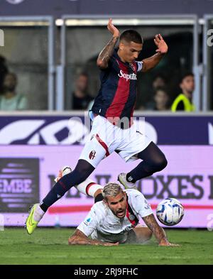 Bologna. 21 agosto 2023. Theo Hernandez del Milan (in basso) si aggira con Nicolas Dominguez del Bologna durante una partita di serie A tra Bologna e Milan a Bologna, Italia, il 21 agosto 2023 crediti: Alberto Lingria/Xinhua/Alamy Live News Foto Stock