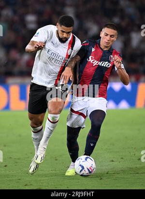 Bologna. 21 agosto 2023. Ruben Lotfus-Cheek (R) del Milan si aggira con Nicolas Dominguez del Bologna durante una partita di serie A tra Bologna e AC Milan a Bologna, Italia, il 21 agosto 2023 crediti: Alberto Lingria/Xinhua/Alamy Live News Foto Stock