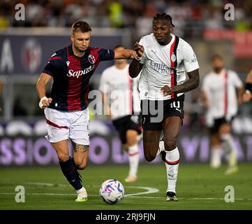 Bologna. 21 agosto 2023. Rafael Leao (R) dell'AC Milan sfida Stefan Posch del Bologna durante una partita di serie A tra Bologna e Milan a Bologna, il 21 agosto 2023 crediti: Alberto Lingria/Xinhua/Alamy Live News Foto Stock