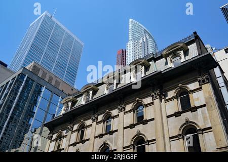 Un edificio bancario degli anni '1870 in King Street a Toronto, con moderni grattacieli del distretto finanziario sullo sfondo Foto Stock