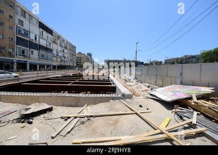 Luglio 2023, Tel Aviv Israele. Costruzione di metropolitana leggera nel centro della città, intorno a piazza Rabin. Foto Stock