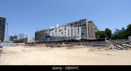 Luglio 2023, Tel Aviv Israele. Costruzione di metropolitana leggera nel centro della città, intorno a piazza Rabin. Foto Stock