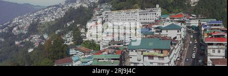 vista aerea dello splendido paesaggio urbano della stazione collinare di gangtok, situata sulle colline pedemontane dell'himalaya nel sikkim, india Foto Stock