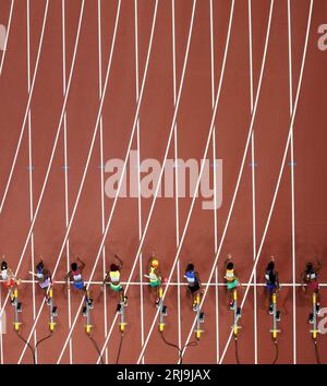 Budapest, Ungheria. 21 agosto 2023. Le atlete gareggiano durante la finale femminile dei 100 m dei Campionati mondiali di atletica leggera Budapest 2023 a Budapest, in Ungheria, 21 agosto 2023. Crediti: Li Ying/Xinhua/Alamy Live News Foto Stock