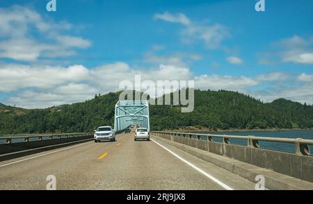 Il ponte ad Astoria, Oregon, attraversa il fiume Columbia fino a Washington. Ponte levatoio ad arco sul fiume Foto Stock