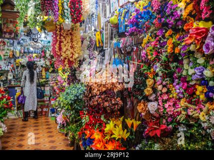 Margao, South Goa, India. 22 agosto 2023. Vicoli stretti che vendono qualsiasi cosa immaginabile nel vivace e colorato mercato della città di Margao, India meridionale.Paul Quezada-Neiman/Alamy Live News Credit: Paul Quezada-Neiman/Alamy Live News Foto Stock