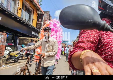 Margao, South Goa, India. 22 agosto 2023. Vicoli stretti che vendono qualsiasi cosa immaginabile nel vivace e colorato mercato della città di Margao, India meridionale.Paul Quezada-Neiman/Alamy Live News Credit: Paul Quezada-Neiman/Alamy Live News Foto Stock