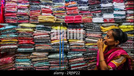 Margao, South Goa, India. 22 agosto 2023. Vicoli stretti che vendono qualsiasi cosa immaginabile nel vivace e colorato mercato della città di Margao, India meridionale.Paul Quezada-Neiman/Alamy Live News Credit: Paul Quezada-Neiman/Alamy Live News Foto Stock