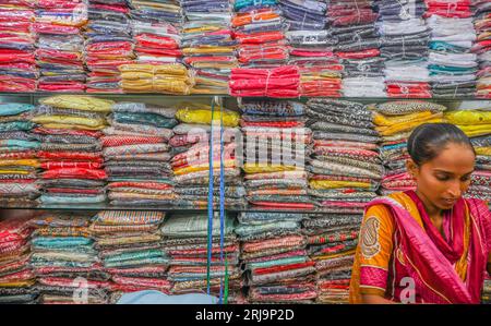 Margao, South Goa, India. 22 agosto 2023. Vicoli stretti che vendono qualsiasi cosa immaginabile nel vivace e colorato mercato della città di Margao, India meridionale.Paul Quezada-Neiman/Alamy Live News Credit: Paul Quezada-Neiman/Alamy Live News Foto Stock