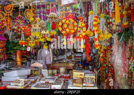 Margao, South Goa, India. 22 agosto 2023. Vicoli stretti che vendono qualsiasi cosa immaginabile nel vivace e colorato mercato della città di Margao, India meridionale.Paul Quezada-Neiman/Alamy Live News Credit: Paul Quezada-Neiman/Alamy Live News Foto Stock