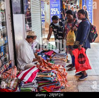 Margao, South Goa, India. 22 agosto 2023. Vicoli stretti che vendono qualsiasi cosa immaginabile nel vivace e colorato mercato della città di Margao, India meridionale.Paul Quezada-Neiman/Alamy Live News Credit: Paul Quezada-Neiman/Alamy Live News Foto Stock