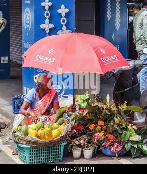 Margao, South Goa, India. 22 agosto 2023. Vicoli stretti che vendono qualsiasi cosa immaginabile nel vivace e colorato mercato della città di Margao, India meridionale.Paul Quezada-Neiman/Alamy Live News Credit: Paul Quezada-Neiman/Alamy Live News Foto Stock