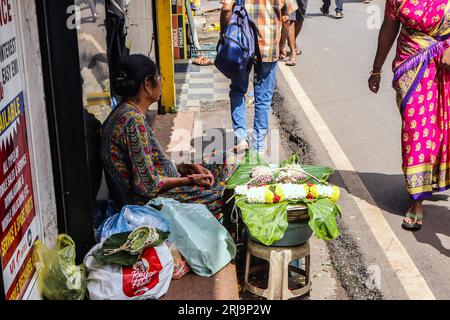 Margao, South Goa, India. 22 agosto 2023. Vicoli stretti che vendono qualsiasi cosa immaginabile nel vivace e colorato mercato della città di Margao, India meridionale.Paul Quezada-Neiman/Alamy Live News Credit: Paul Quezada-Neiman/Alamy Live News Foto Stock