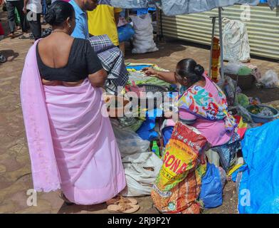 Margao, South Goa, India. 22 agosto 2023. Vicoli stretti che vendono qualsiasi cosa immaginabile nel vivace e colorato mercato della città di Margao, India meridionale.Paul Quezada-Neiman/Alamy Live News Credit: Paul Quezada-Neiman/Alamy Live News Foto Stock