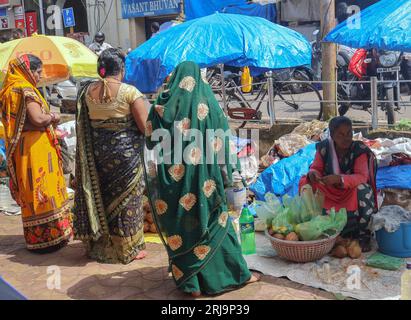 Margao, South Goa, India. 22 agosto 2023. Vicoli stretti che vendono qualsiasi cosa immaginabile nel vivace e colorato mercato della città di Margao, India meridionale.Paul Quezada-Neiman/Alamy Live News Credit: Paul Quezada-Neiman/Alamy Live News Foto Stock