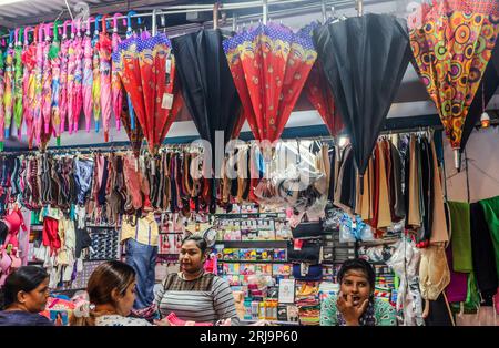 Margao, South Goa, India. 22 agosto 2023. Vicoli stretti che vendono qualsiasi cosa immaginabile nel vivace e colorato mercato della città di Margao, India meridionale.Paul Quezada-Neiman/Alamy Live News Credit: Paul Quezada-Neiman/Alamy Live News Foto Stock