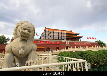 Pechino 13 settembre：pietra leone di fronte alla Torre della porta di Tiananmen il 13 settembre 2012, a Pechino, cina Foto Stock