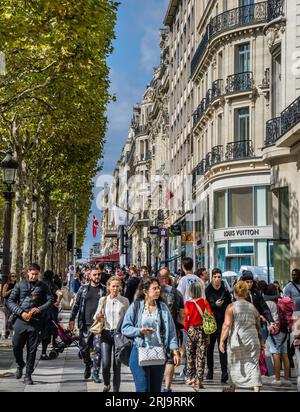 Avenue des Champs-Élysées, il più importante centro commerciale di Parigi, frequentato ogni giorno da 100000 pedoni, 8° arrondissement di Parigi, Île-de-fra Foto Stock