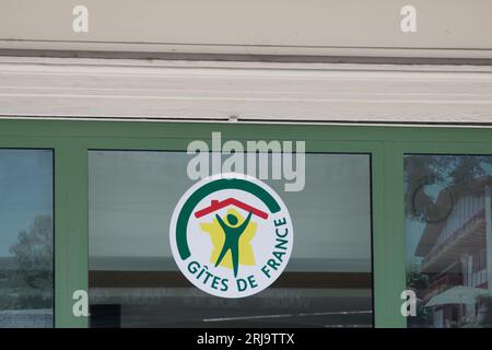 Pau , Francia - 08 17 2023 : logo del marchio Gites de france e scritta sull'ufficio di affitti per le vacanze casa per gli ospiti agenzia Foto Stock