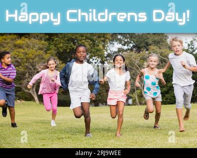 Composizione del testo del giorno dei bambini felici e diversi bambini che corrono nel parco Foto Stock