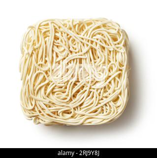 spaghetti asiatici essiccati a cottura rapida isolati su sfondo bianco, vista dall'alto Foto Stock