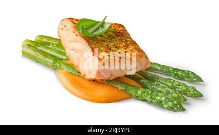 bistecca di filetto di salmone alla griglia e asparagi isolati su fondo bianco Foto Stock