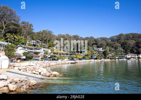 Case australiane sul lungomare a Careel Bay ad Avalon con vista su Pittwater e barche ormeggiate nella baia, Sydney, NSW, Australia Foto Stock