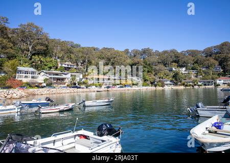 Case australiane sul lungomare a Careel Bay ad Avalon con vista su Pittwater e barche ormeggiate nella baia, Sydney, NSW, Australia Foto Stock