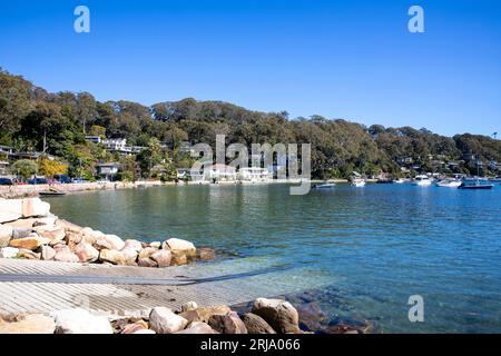 Case australiane sul lungomare a Careel Bay ad Avalon con vista su Pittwater e barche ormeggiate nella baia, Sydney, NSW, Australia Foto Stock