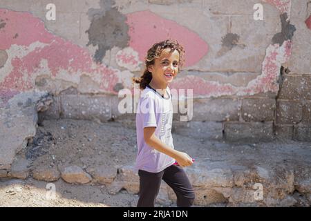 Gaza, Palestina. 21 agosto 2023. I bambini palestinesi giocano vicino alla loro casa nel campo profughi di al-Shati a Gaza, il 21 agosto 2023. Foto di Ramez Habboub/ABACAPRESS.COM credito: Abaca Press/Alamy Live News Foto Stock