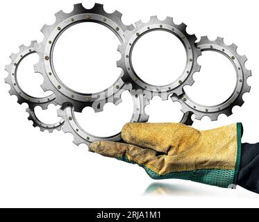 Mano con guanti che regge un gruppo di sette ruote dentate metalliche con spazio per la copia, isolate su sfondo bianco. illustrazione e fotografia 3d. Foto Stock