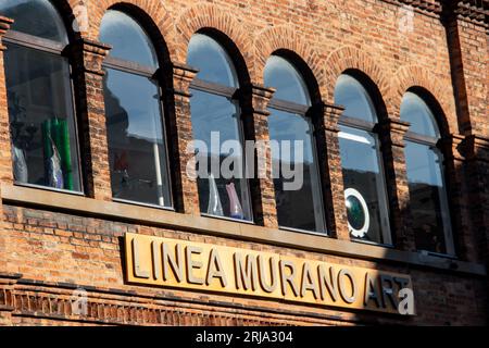 Canali ed edifici intorno a Murano, Venezia, Italia. Murano, famosa in tutto il mondo per la produzione del vetro di Murano. Foto Stock