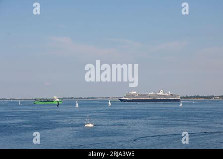 Vista a distanza della nave da crociera Holland America Line, Kiel, Schleswig-Holstein, Germania Foto Stock