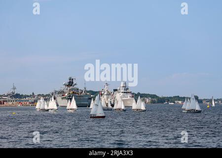 Vista a distanza di una corsa in barca a vela vicino alla base navale di Kiel-WIK durante la Kiel Week, Kiel, Schleswig-Holstein, Germania Foto Stock