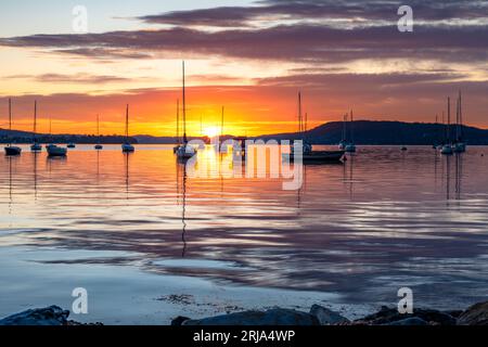 Un giorno perfetto: Alba sul Brisbane Water a Koolewong sulla Central Coast, NSW, Australia. Foto Stock