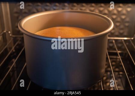 Cheesecake in forno. Foto Stock