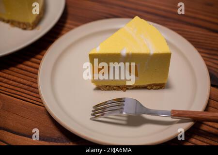 Affettare la mousse di mango, delizioso dessert. Foto Stock