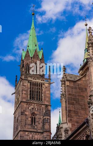 Vista della sezione alta della Lorenzkirche (Chiesa di San Lorenzo), uno dei principali templi di Norimberga, Germania Foto Stock