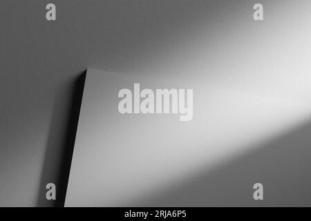 Sfondo con trama di carta monotona con luce solare in arrivo Foto Stock