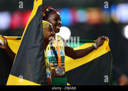 National Athletics Centre, Budapest, Ungheria. 21 agosto 2023. (L-R) Shelly-Ann Fraser-Pryce, Shericka Jackson (JAM), 21 AGOSTO 2023 - atletica leggera : World Athletics Championships Budapest 2023 Women's 100m Final al National Athletics Centre, Budapest, Ungheria. Crediti: Yohei Osada/AFLO SPORT/Alamy Live News Foto Stock