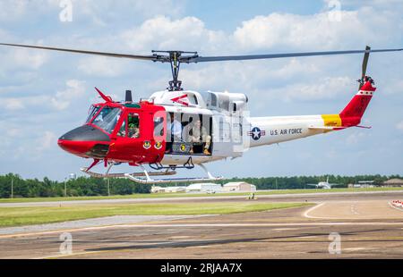 UH-1 N Huey durante l'Eglin test and Training Range durante un tour a Eglin AFB, Flag., 2 agosto 2023.U.S. Foto dell'Aeronautica militare del 2° tenente Rebecca Abordo Foto Stock