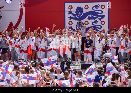 Londra, Regno Unito. 1st agosto 2022. Le Lionesse celebrano sul palco. Migliaia di persone si sono riunite a Trafalgar Square per celebrare il torneo di calcio femminile Euro 2022, la squadra inglese Lionesses. Foto Stock